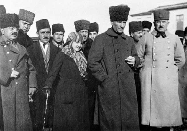 Atatürk Eşi Latife Hanım'la  Bir Yolculukta